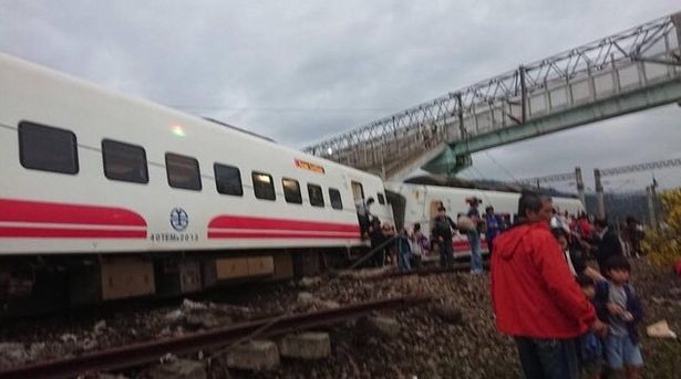 Tayvan'da yolcu treni raydan çıktı: 17 ölü